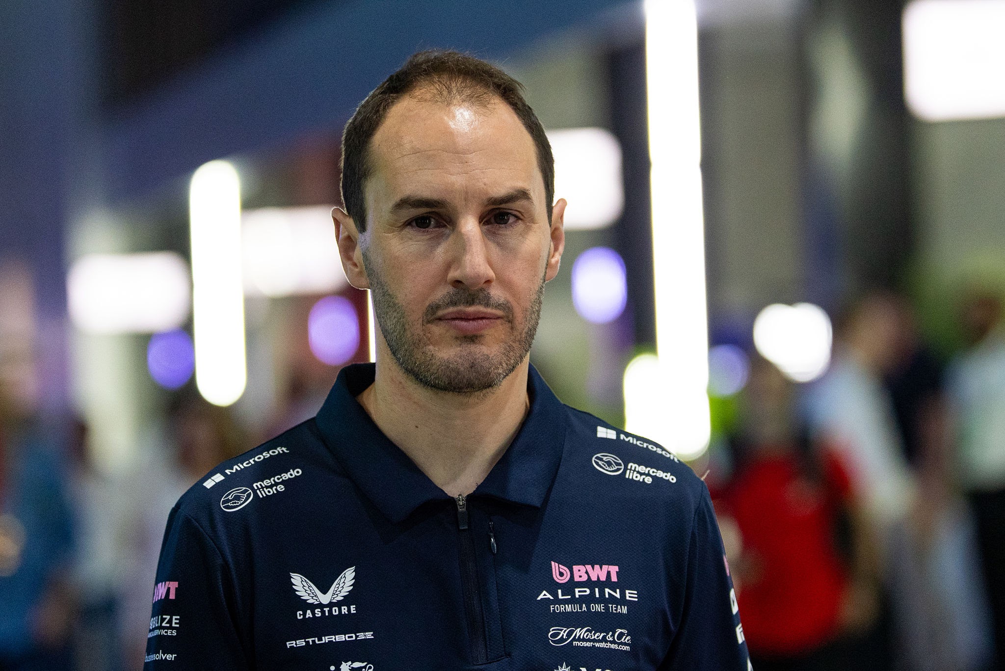Renuncia inesperada de Oliver Oakes tras Miami escándalo familiar, silencio en Alpine y viaje a Dubái