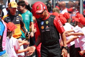 "¿Misma sanción por 0,1 km/h que por chocar al líder?": Estalla el debate tras la carrera en Hungría La penalización a Lewis Hamilton genera debate entre los aficionados tras el GP de Hungría de F1